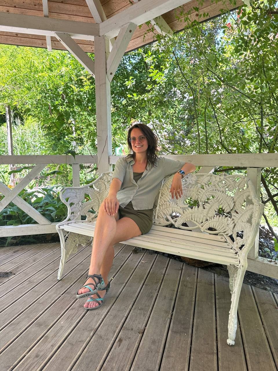 Lisa auf einer weißen Bank im Gartenpavillon – ein Ort zum Ankommen